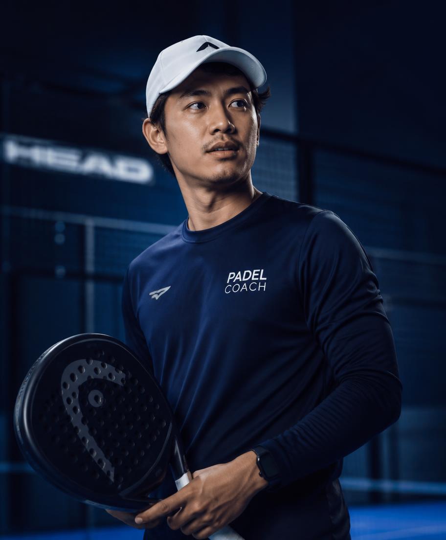 Coach padel profesional siap melatih
